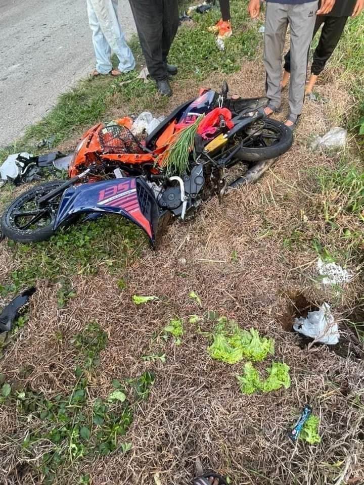 mynewshub's tweet photo. Remaja lelaki maut tercampak, motosikal bertembung kereta

KUALA SELANGOR - Seorang remaja lelaki maut selepas motosikal ditunggangnya bertembung dengan sebuah kereta yang cuba memotong kenderaan lain dalam kemalangan di Jalan Sasaran, Kampung Bukit Kuching di sini pada Sabtu.

Pemangku Ketua Polis Daerah Kuala Selangor, Deputi Superintenden Mohd Ambia Nordin berkata, mangsa berumur 17 tahun dipercayai menunggang motosikal jenis Yamaha 135LC dalam kejadian jam 7.20 pagi itu.

"Siasatan dijalankan mendapati kereta jenis Perodua Axia dipandu seorang lelaki dalam perjalanan dari Kampung Bukit Kuching menuju Kuala Selangor memotong sebuah kenderaan lain yang berada di hadapannya.

"Kereta itu kemudian bertembung dengan motosikal ditunggang mangsa," katanya menerusi kenyataan pada Sabtu.

Kemalangan mengakibatkan mangsa tercampak ke sebelah kiri jalan.

"Mangsa yang mengalami kecederaan parah itu kemudiannya disahkan meninggal dunia di lokasi kejadian.

"Mayat mangsa dibawa ke Hospital Tanjung Karang untuk proses bedah siasat," katanya.

Menurutnya, kes disiasat bawah Seksyen 41 (1) Akta Pengangkutan Jalan 1987.

Sumber: Sinar Harian
Oleh: MUHAMMAD AMINNURALIFF
20 JUL 2024