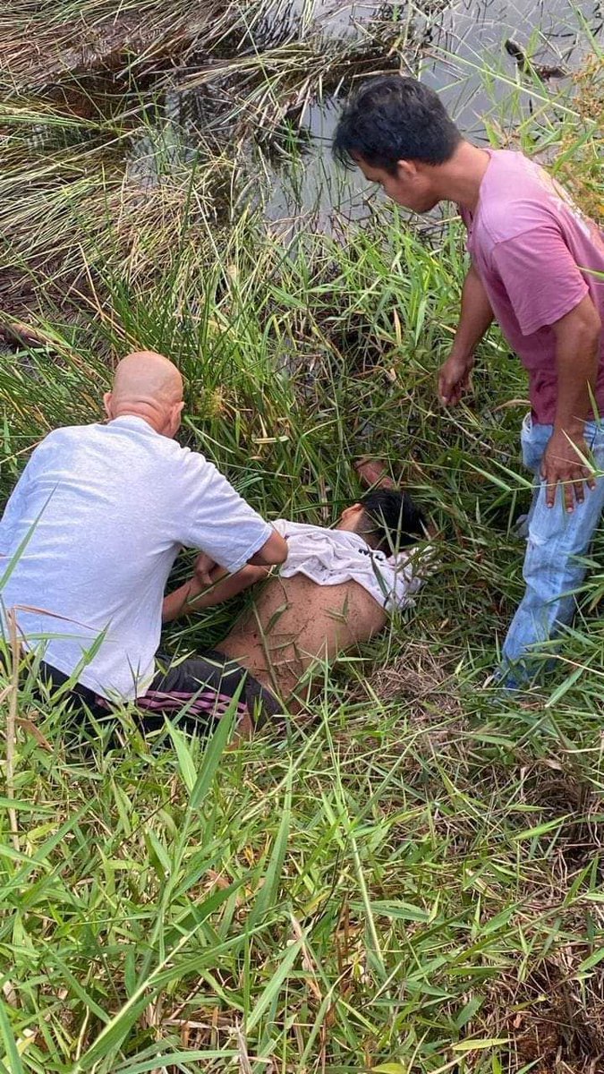 mynewshub's tweet photo. Remaja lelaki maut tercampak, motosikal bertembung kereta

KUALA SELANGOR - Seorang remaja lelaki maut selepas motosikal ditunggangnya bertembung dengan sebuah kereta yang cuba memotong kenderaan lain dalam kemalangan di Jalan Sasaran, Kampung Bukit Kuching di sini pada Sabtu.

Pemangku Ketua Polis Daerah Kuala Selangor, Deputi Superintenden Mohd Ambia Nordin berkata, mangsa berumur 17 tahun dipercayai menunggang motosikal jenis Yamaha 135LC dalam kejadian jam 7.20 pagi itu.

"Siasatan dijalankan mendapati kereta jenis Perodua Axia dipandu seorang lelaki dalam perjalanan dari Kampung Bukit Kuching menuju Kuala Selangor memotong sebuah kenderaan lain yang berada di hadapannya.

"Kereta itu kemudian bertembung dengan motosikal ditunggang mangsa," katanya menerusi kenyataan pada Sabtu.

Kemalangan mengakibatkan mangsa tercampak ke sebelah kiri jalan.

"Mangsa yang mengalami kecederaan parah itu kemudiannya disahkan meninggal dunia di lokasi kejadian.

"Mayat mangsa dibawa ke Hospital Tanjung Karang untuk proses bedah siasat," katanya.

Menurutnya, kes disiasat bawah Seksyen 41 (1) Akta Pengangkutan Jalan 1987.

Sumber: Sinar Harian
Oleh: MUHAMMAD AMINNURALIFF
20 JUL 2024