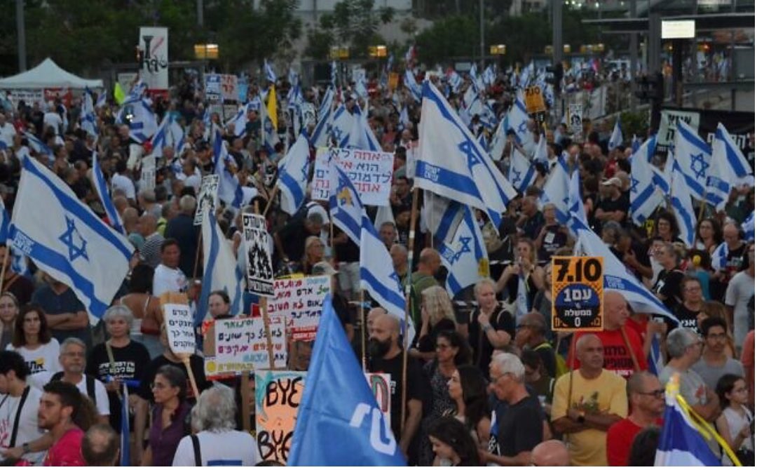 DanArbell's tweet photo. Breaking: Thousands protest in Tel Aviv 2nite on eve of Netanyahu’s departure to DC, calling on PM to stop being an obstacle to a hostage release deal, also demanding his resignation #BringThemAllHomeNOW #DealNOW #NetanyahuGoHomeNOW #ElectionsNOW https://t.co/a4PUhog7vn https://t.co/O2Peap6QdF