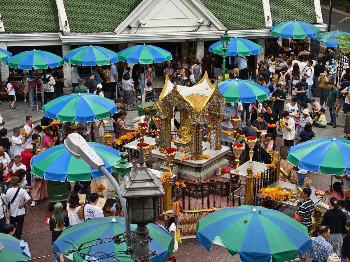 tiensheng's tweet photo. Differences of Day and Night of Erawan Shrine ~ still lotsa people no matter what time it is ~  always loves 🇹🇭 https://t.co/VNAUXegriV