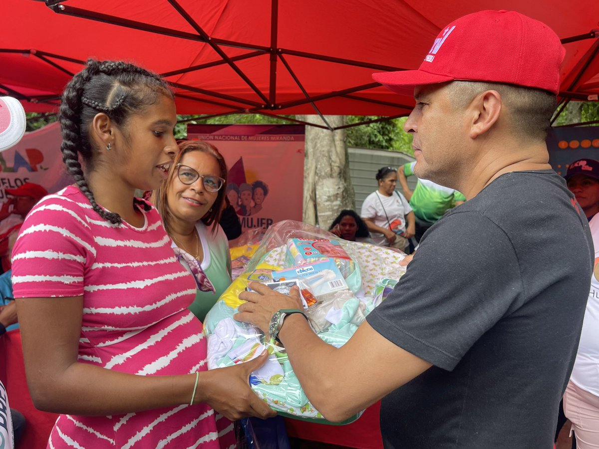 Desde la Parroquia Bolívar, municipio #Zamora del edo. Bolivariano de Miranda, estuve junto a toda la #MisiónAlimentación atendiendo al pueblo desde los abuelos y abuelas, hasta nuestra madres lactantes, en una fructífera jornada de atención social.

#VenezuelaPintaBonito #20Jul