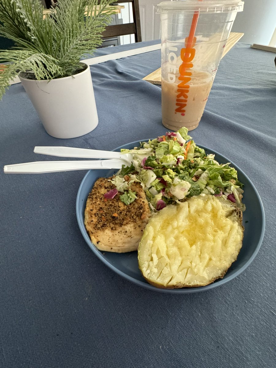 thetroseshow's tweet photo. Baby, I made lunch. You coming?
Taylor Farms cabbage salad mix salad with citrus dressing, half steamed potato with no salt butter, thinly sliced chicken breast seasoned with Mrs. Dash seasoning paired with a Dunkin iced caramel latte.
#Menu #Lunch #MadeAtHome #Kitchen #Recipe #Bachelor #singlelife