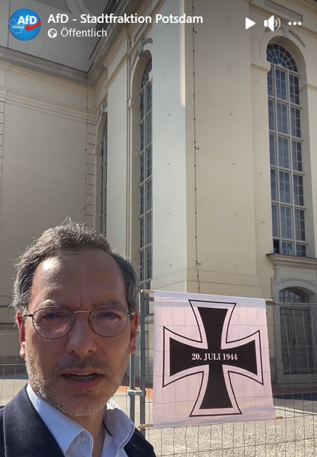 Keine Überraschung, wenn Nazis wiederaufgebaute Nazi-Symbole instrumentalisieren

ganz normal, dass der Potsdamer AfD-Fraktionsvorsitzende einfach das Eiserne Kreuz vor die Garnisonkirche hängt, um sich bei den tapferen Wehrmachtssoldaten für deren Dienst am Vaterland zu bedanken
