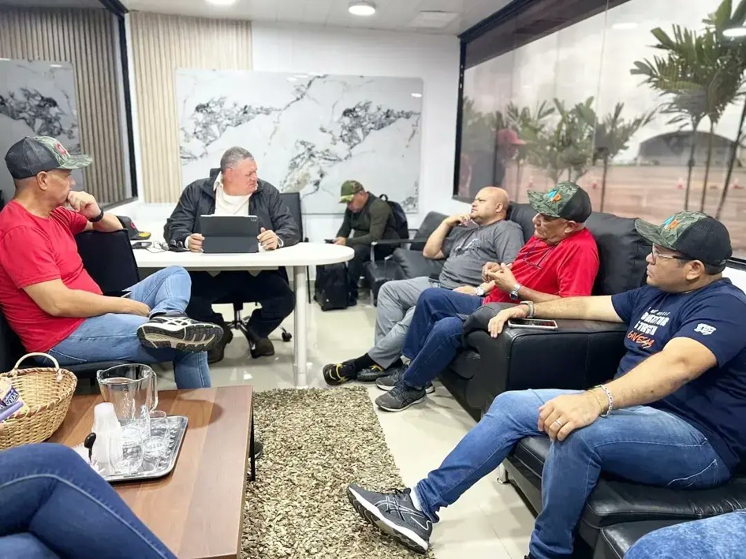 LealTelleria's tweet photo. En reunión de evaluación y revisión con el Estado Mayor de Alimentación de Monagas, para seguir fortaleciendo  con buenos resultados la política alimentaria del pueblo implementada por el presidente @NicolasMaduro, a través de los CLAP, beneficiando a cientos de miles de familias https://t.co/NepoaEIP2j