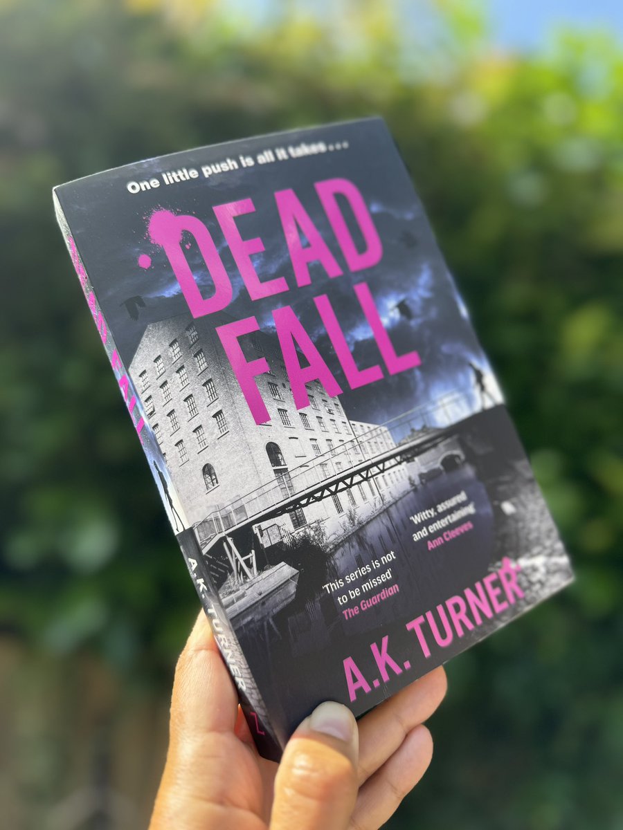 QuickBookRevie3's tweet image. This superb #bookpost is #DeadFall by @AKTurnerauthor published by @bonnierbooks_uk. I reviewed the 1st book in this series on the latest episode of the podcast (I loved it) &amp;amp; can’t wait for more. If you like crime &amp;amp; have started the Cassie Raven series, I’d really recommend it.