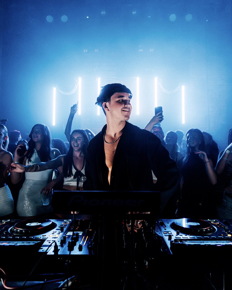 johnsummit's tweet photo. locked in the mix in london https://t.co/UQc3YZl71C