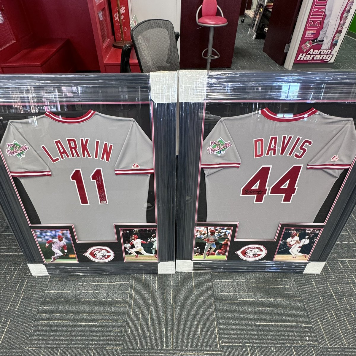 KYwildcat24's tweet image. Big thanks to @DrewStubbmuffin @ASportsGallery for framing my Larkin and Davis jerseys #Reds #wiretowire