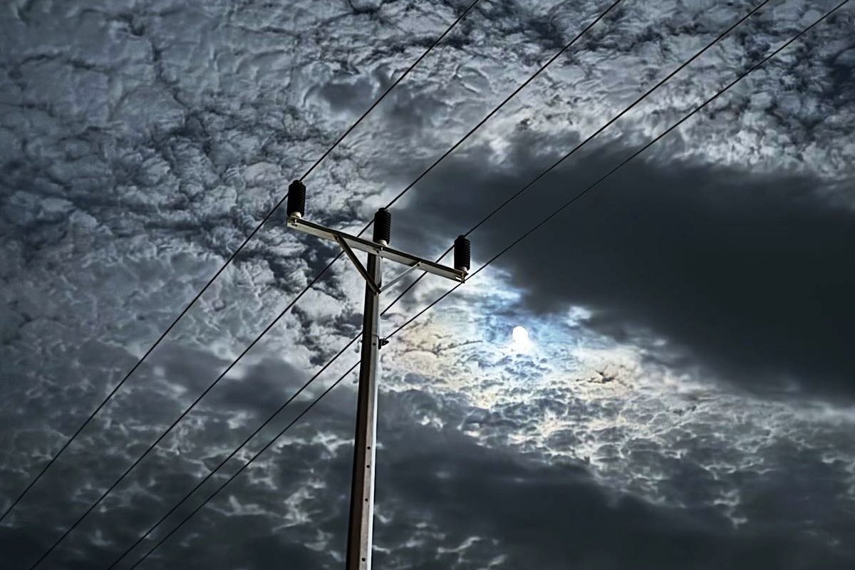 لو تلمسين الغيم زادت رقته .. رقه
ولو تضحكين النور من مبسمك بيّن