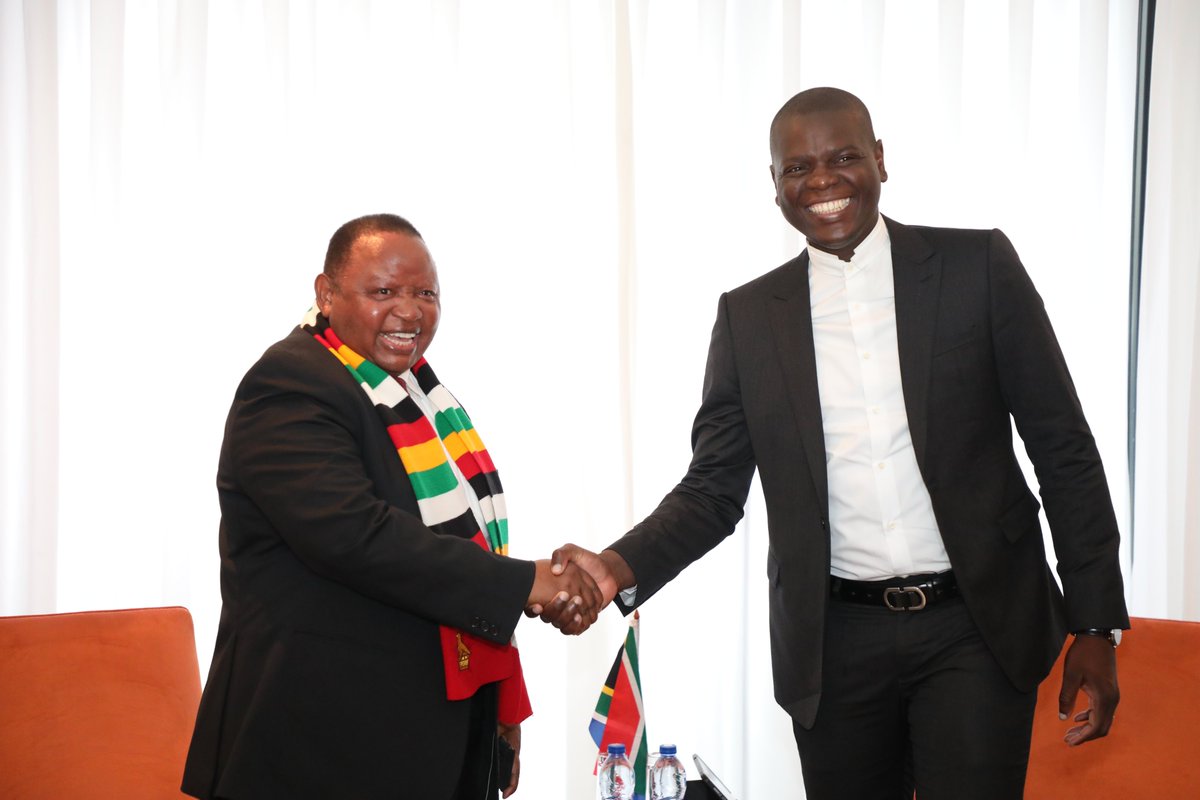 MoFA_ZW's tweet photo. 🇿🇼🇿🇦
Today, Minister @ShavaHon received a courtesy call from his newly appointed brother, @DIRCO_ZA's Minister of Foreign Affairs, Hon. Ronald Lamola.
Minister Shava took the opportunity to congratulate him and wish them both a productive working partnership. https://t.co/UMT5MfvC9g