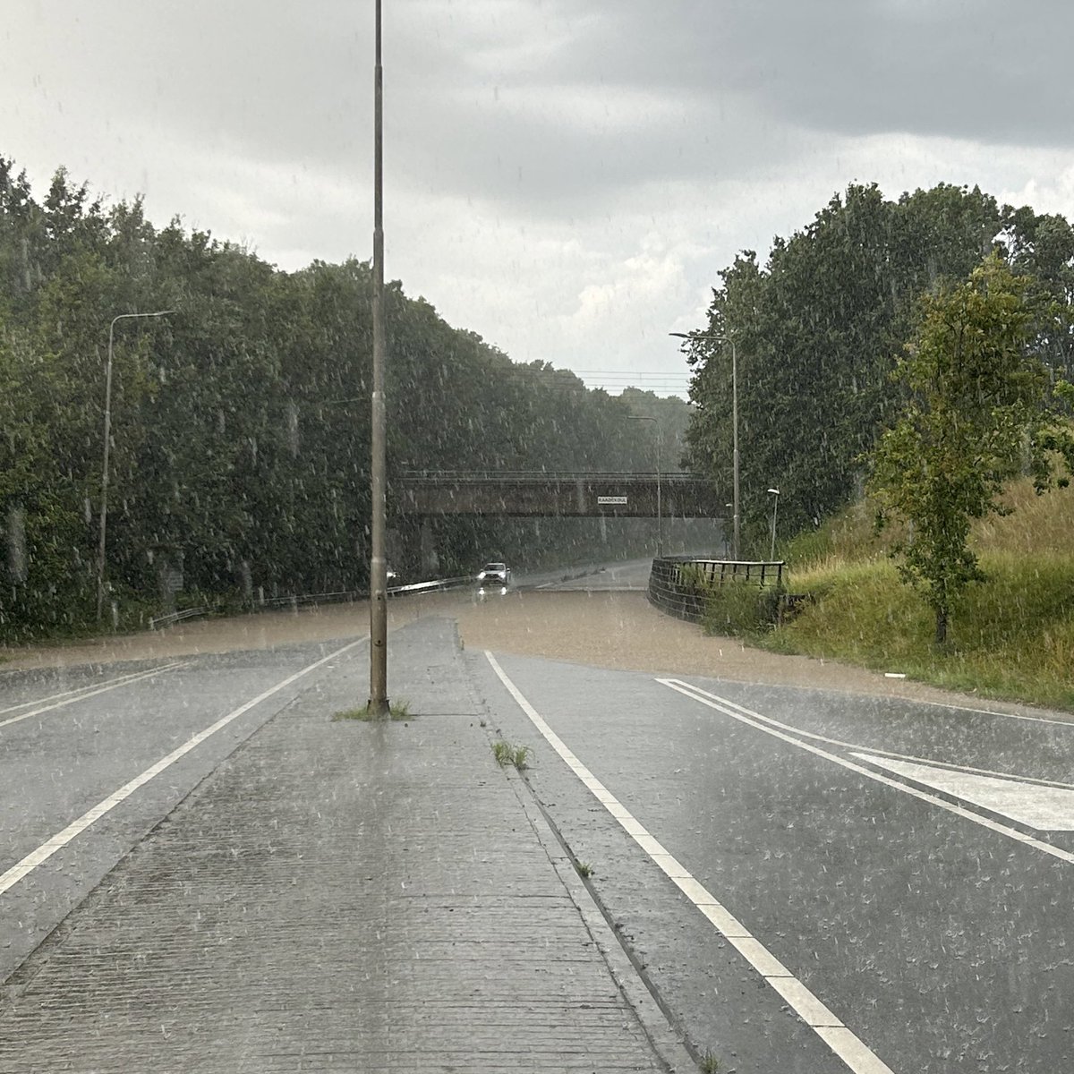 WIS_Limburg's tweet photo. Door de hevige regenval is de #N276 bij afslag ziekenhuis onderwater gelopen. De weg is in beide richtingen dicht. Verkeer moet lokaal omrijden. Onbekend wanneer de weg weer open gaat ❌❌ ^Wis Joep @RWSverkeersinfo https://t.co/5eQJuZiD4k