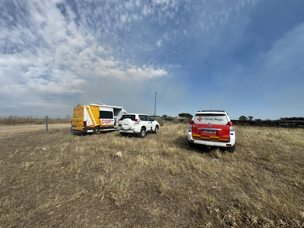 CruzRojaEX's tweet photo. Desde @CRE_Emergencias tenemos movilizado al #IFTalavan 2 Ambulancias, 2 vehículos 4x4 y un equipo logístico, con una quincena de efectivos, como apoyo al dispositivo de @PLANINFOEX y @presidenciaEXT https://t.co/OvneNzUvbf