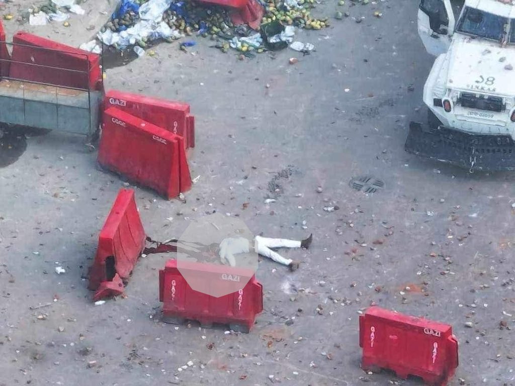 doamuslims's tweet photo. 🚨 Horrific images coming out from #Dhaka, where a Bangladeshi youth shot in the head by police.

#QuotaReform #QuotaProtest #StepDownHasina #Bangladesh #SaveBangladeshiStudents #Dhaka #QuotaReformMovement https://t.co/JrgRvkh3xm