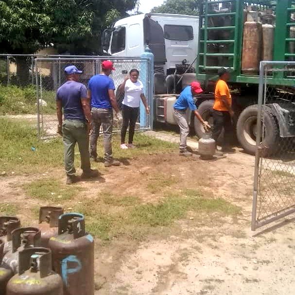 #VenezuelaPintaBonito y en @TrujilloGasComunal seguimos trabajando por nuestro pueblo. Con las jornadas de distribución atendimos a las familias de la parroquia Manuel Salvador Ulloa, mpio Candelaria, garantizando así el servicio en las comunidades gracias al Pdte. Nicolás Maduro