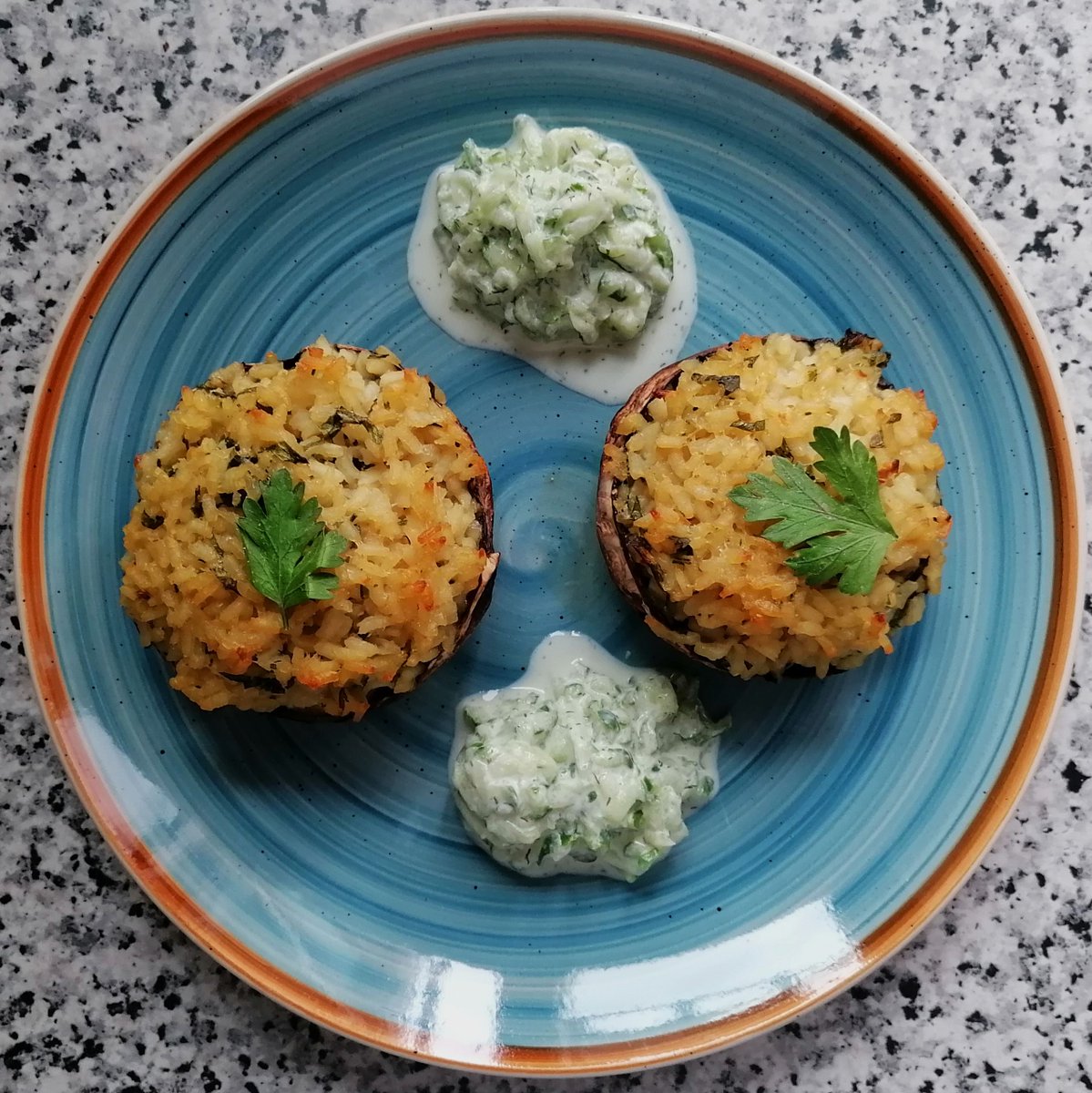 MikeKocht's tweet image. Fleischloses Pilz- #Twooking am Samstag
#Portobello- diese schönen Riesen- #Champignons
Gefüllt mit #Risotto mit reichlich #Parmesan
Ohne den wäre das Gericht vegan, würde allerdings nicht so schmecken! ;-)

mikekocht.at/2024/06/20/por…