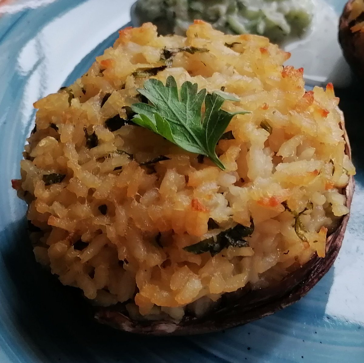 MikeKocht's tweet image. Fleischloses Pilz- #Twooking am Samstag
#Portobello- diese schönen Riesen- #Champignons
Gefüllt mit #Risotto mit reichlich #Parmesan
Ohne den wäre das Gericht vegan, würde allerdings nicht so schmecken! ;-)

mikekocht.at/2024/06/20/por…