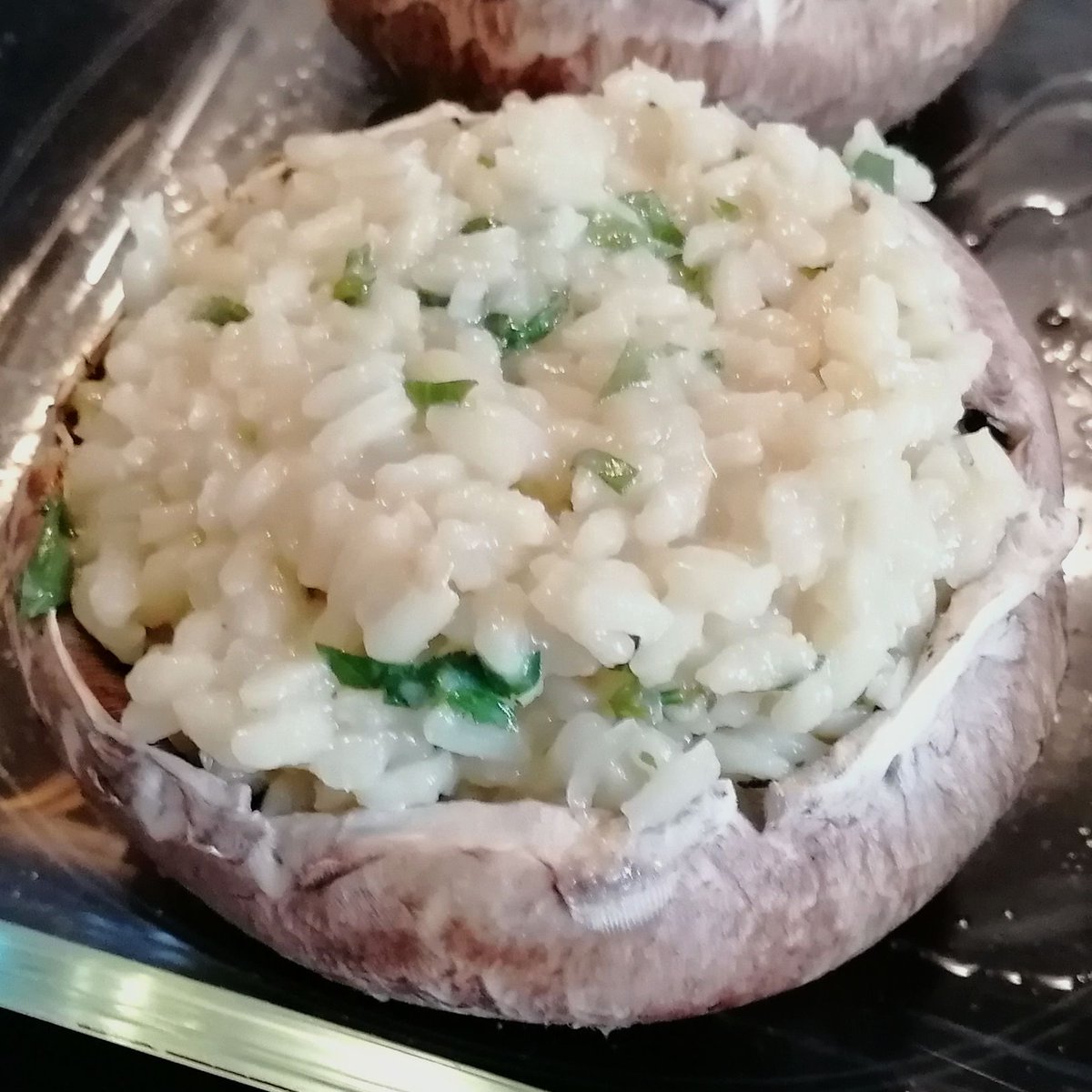 MikeKocht's tweet image. Fleischloses Pilz- #Twooking am Samstag
#Portobello- diese schönen Riesen- #Champignons
Gefüllt mit #Risotto mit reichlich #Parmesan
Ohne den wäre das Gericht vegan, würde allerdings nicht so schmecken! ;-)

mikekocht.at/2024/06/20/por…