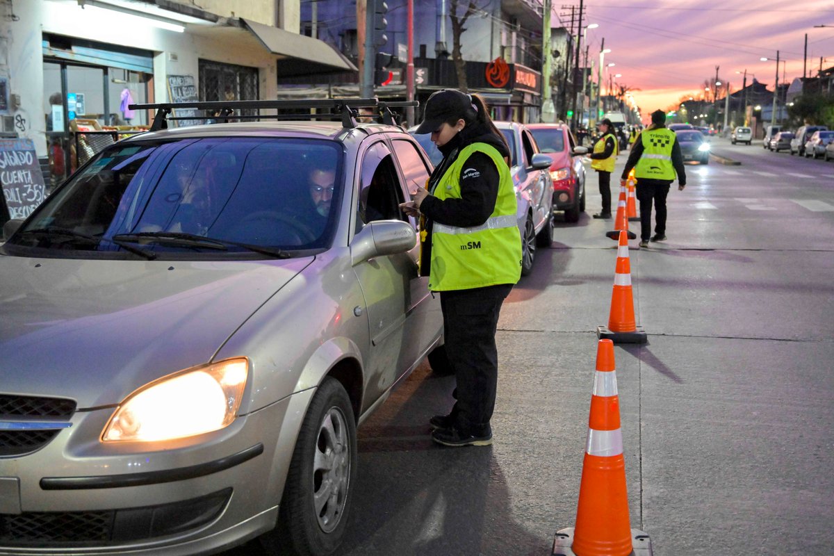 fmoreiraok's tweet photo. Todas las semanas hacemos operativos de seguridad y tránsito en distintos barrios, y también en los límites del distrito con los Municipios vecinos.

Sobre Sarratea controlamos documentación de autos y motos, alcoholemia y otras normas junto a @SanIsidroGob, en el marco de un trabajo que articulamos con @RamonLanus.

La inseguridad es una preocupación común que no entiende de colores políticos.