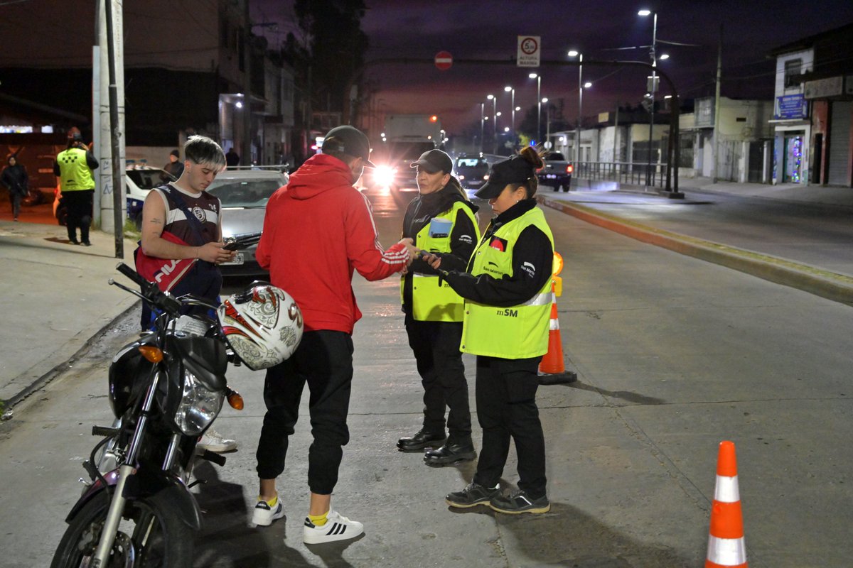 fmoreiraok's tweet photo. Todas las semanas hacemos operativos de seguridad y tránsito en distintos barrios, y también en los límites del distrito con los Municipios vecinos.

Sobre Sarratea controlamos documentación de autos y motos, alcoholemia y otras normas junto a @SanIsidroGob, en el marco de un trabajo que articulamos con @RamonLanus.

La inseguridad es una preocupación común que no entiende de colores políticos.