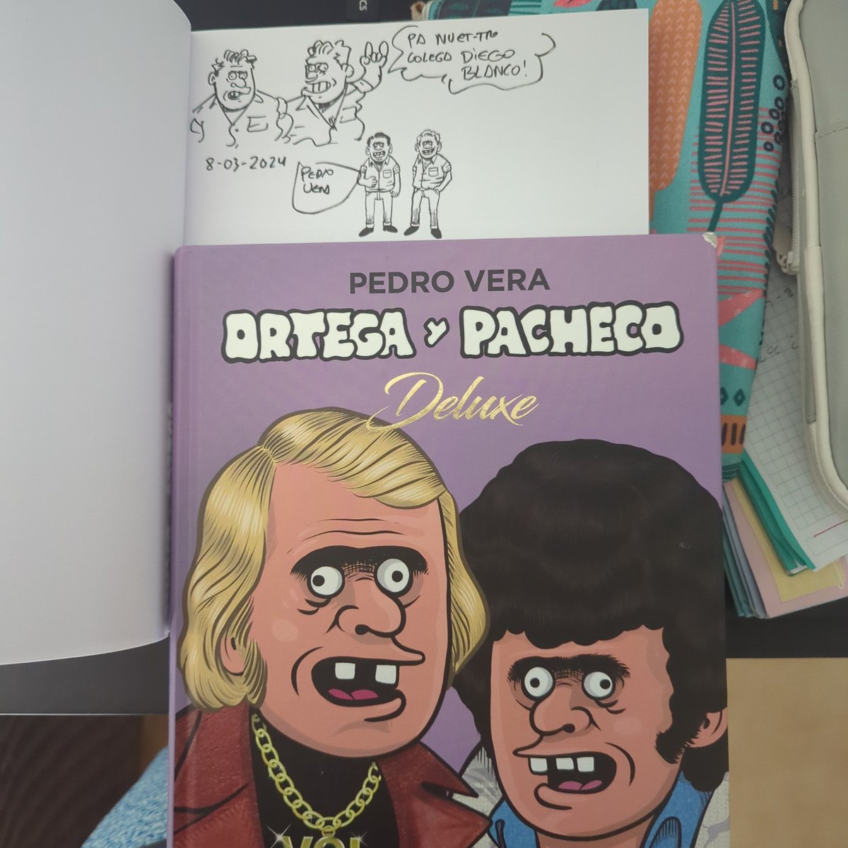 diego_blanco's tweet photo. Estimado Sr @pedroveraOyP Me ha llevado un año  recoger estas joyitas firmadas. El último verano dejé un par de tomos a los críos de un amigo para ver si podía firmarlos en su visita a un instituto de Cartagena (gran iniciativa). Si para por la Manga, nos tomamos esos cubatas... https://t.co/x2h1hQSTVG