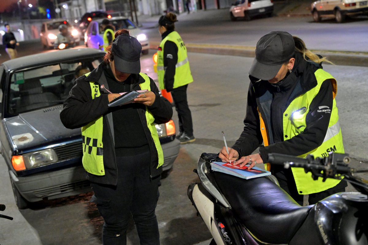 fmoreiraok's tweet photo. Todas las semanas hacemos operativos de seguridad y tránsito en distintos barrios, y también en los límites del distrito con los Municipios vecinos.

Sobre Sarratea controlamos documentación de autos y motos, alcoholemia y otras normas junto a @SanIsidroGob, en el marco de un trabajo que articulamos con @RamonLanus.

La inseguridad es una preocupación común que no entiende de colores políticos.