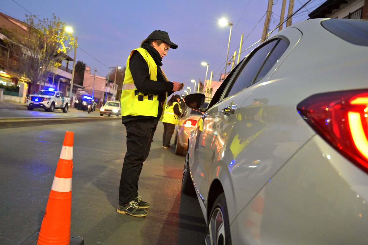 fmoreiraok's tweet photo. Todas las semanas hacemos operativos de seguridad y tránsito en distintos barrios, y también en los límites del distrito con los Municipios vecinos.

Sobre Sarratea controlamos documentación de autos y motos, alcoholemia y otras normas junto a @SanIsidroGob, en el marco de un trabajo que articulamos con @RamonLanus.

La inseguridad es una preocupación común que no entiende de colores políticos.