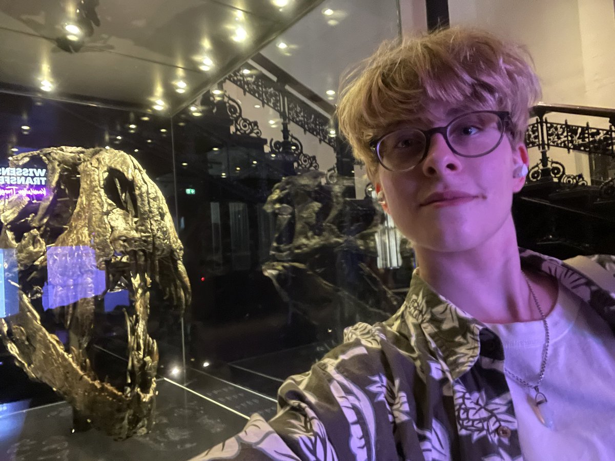 vash_poteryash's tweet image. Сегодня после экзамена на в2 по немецкому пошла в музей себя порадовать 
Я увидела впервые динозавров !!!