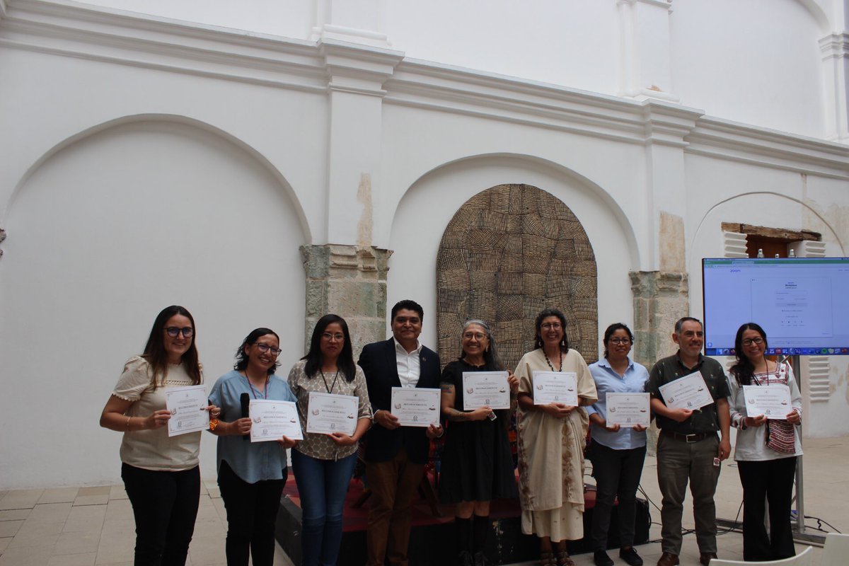 RuiOaxaca's tweet photo. Hoy celebramos a las #bibliotecarias y #bibliotecarios en México. En #Oaxaca, la #RUIO se une a los festejos celebrando y reconociendo el trabajo que de manera individual y colectiva se realiza diariamente en todas las #unidadesdeinformacion.
#diadelbibliotecario https://t.co/BKmqFneqQW