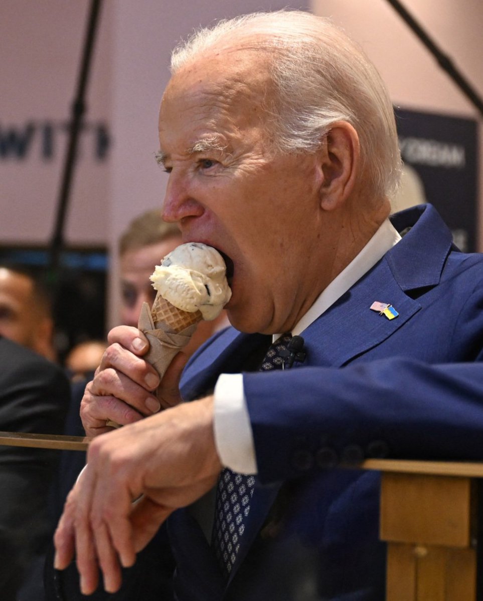 CSimrak's tweet image. Maybe if the other Democrats admitted to Biden that he really didn't get 81 million votes and he's not as popular as CNN had been claiming the delusional old man would be more inclined to step down. 😂
#TrumpVance2024
#BidenCrimeFamilly #Laptopfromhell