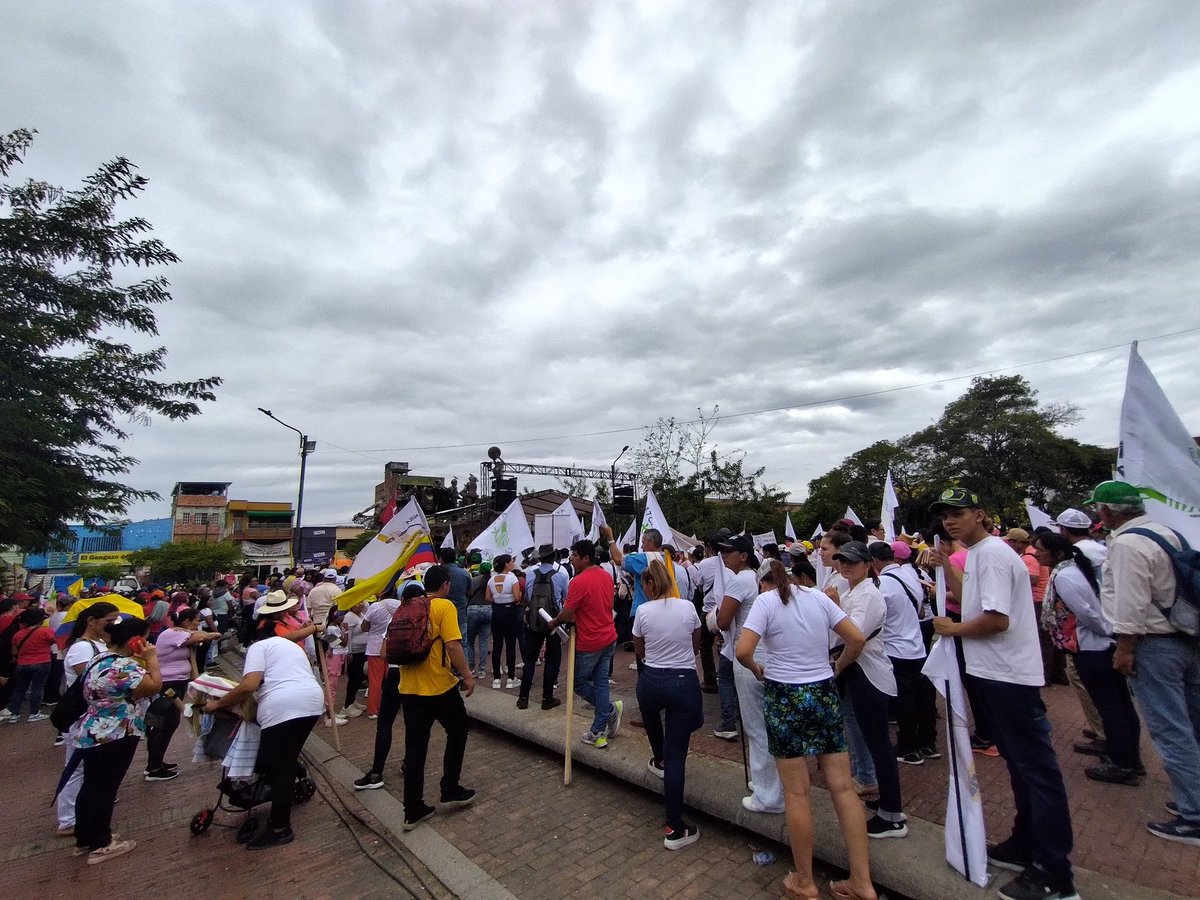 LAFM1150Neiva's tweet photo. En #Neiva más de 600 personas entre campesinos, docentes y líderes sindicalistas #marcharon desde el Centro de convenciones 'Jose Eustasio Rivera' hasta la plaza civica, en #apoyo a las #reformas del gobierno nacional. https://t.co/GqJ8cOPBgz