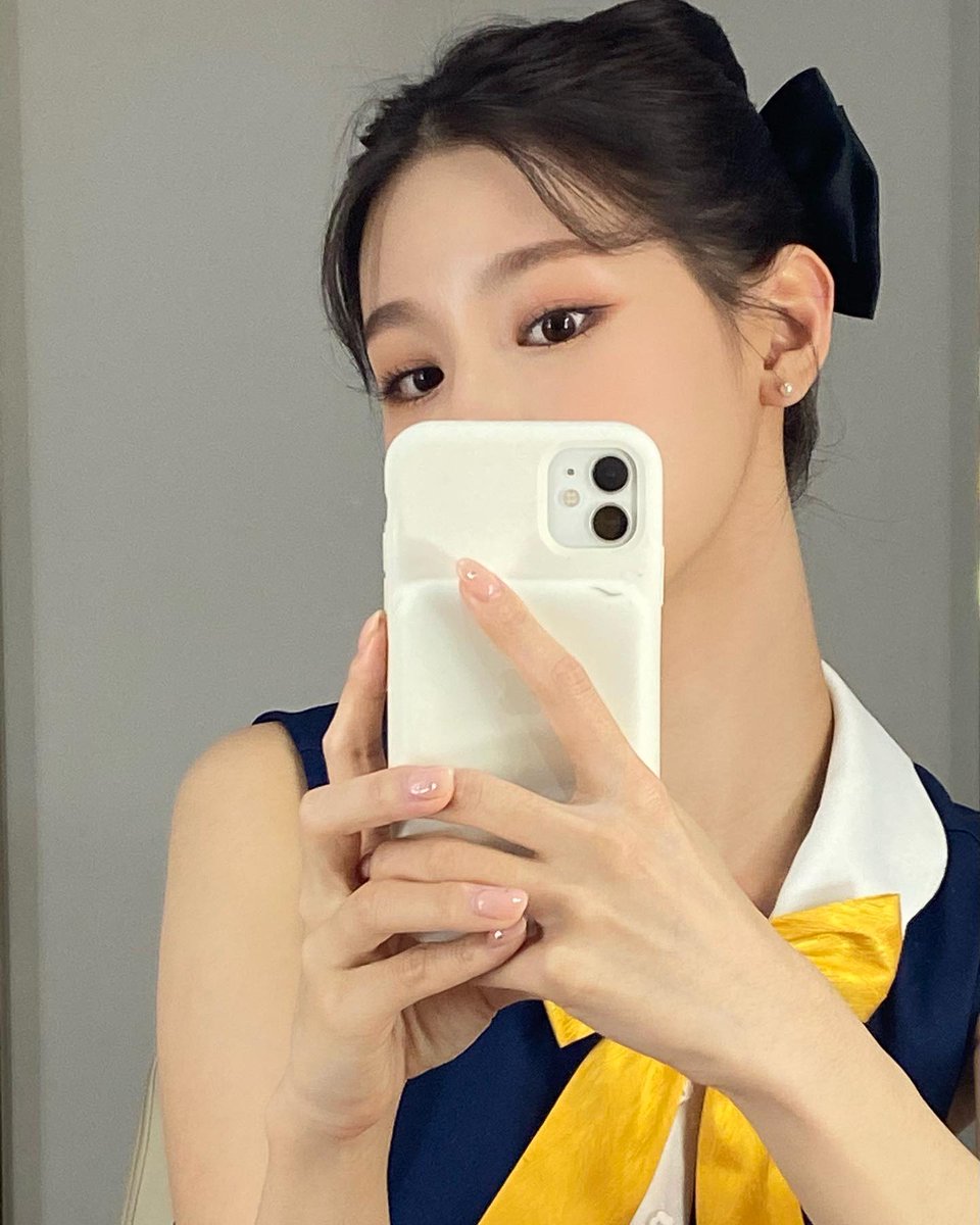 ㅤ
ㅤㅤ
𝘞𝘩𝘢𝘵𝘴𝘈𝘱𝘱 𝘵𝘰 D 🩵 (<a href="/GODMEGAVERSE/">𝐃𝐞𝐰𝐚 𝐀𝐫𝐣𝐮𝐧𝐚, 蓝 📍🇨🇭</a>).

ㅤㅤ » 𝘈𝘵𝘵𝘢𝘤𝘩𝘦𝘥 𝘱𝘪𝘤𝘵𝘶𝘳𝘦.
ㅤㅤ »  D, masih bangun? 
ㅤㅤ » Jalan-jalan yuk?
ㅤㅤ » I already book two cruise tickets for us.
ㅤㅤ » Selfie, biar permintaannya dikabulkan. 

𝘚𝘦𝘯𝘵.