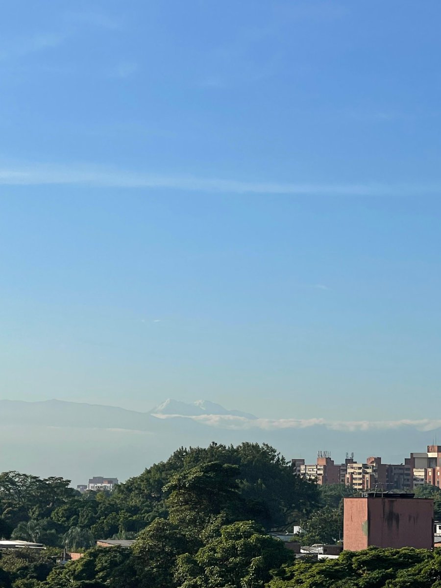Elcolmo77's tweet photo. Cuando Vivis en el valle y miras el cielo podes ver cosas lindas, atardeceres, el nevado o a mi hermano. 😍 @CarloMForero https://t.co/TtklyX3DmT