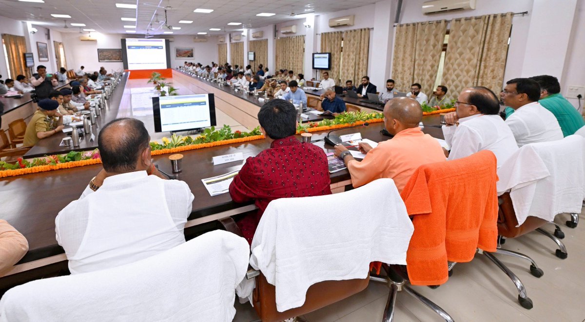 CMOfficeUP's tweet photo. विद्युत विभाग के लाइन मैन, मीटर रीडर, JE, AE व अन्य संबंधित अधिकारियों की अच्छे ढंग से काउंसलिंग व प्रशिक्षण कराया जाए, जिससे कि मेला क्षेत्र में किसी भी तरह से विद्युत आपूर्ति बाधित न हो।

कार्यों की मॉनिटरिंग के लिए अलग से नोडल अधिकारी नियुक्त किए जाएं: #UPCM @myogiadityanath https://t.co/OA2mdCYgQh