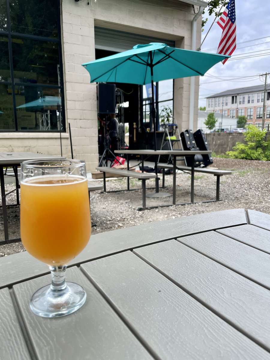 TheBigZeeee's tweet photo. Saturdays are for beer! Cheers🍻 https://t.co/5GH3ANxiDw