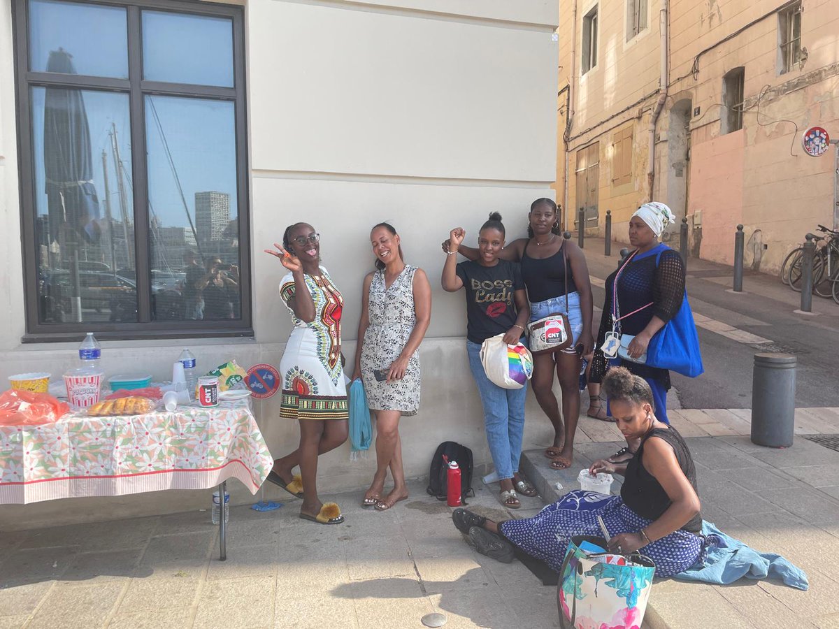 59eme jour de grève au <a href="/Radisson/">Radisson</a> #Marseille Vieux-Port et toujours le sourire et la détermination 💪🤝✊

Soutenez la lutte exemplaires des femmes de chambre 👉 papayoux-solidarite.com/fr/collecte/le…