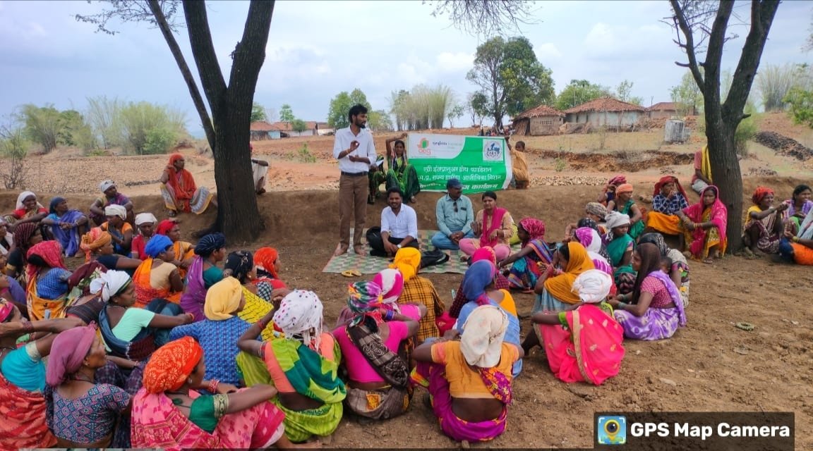 Prashan97975657's tweet photo. Aegf/SFIके द्वारा आजीविका मिशन की महिलाओ का शहतूत पौधरोपण के लिए फसल विविधिकरण योजना के अंतर्गत महिला किसानों का पंजीयन रेशम पोर्टल में किया गया
कोसा कीड़ा पालन करके महिलाओ को लघु उद्योग मिलेगा जिससे महिलाओ को दूसरे के खेत में काम करने जाने के बजाय अपने खेत में वर्ष भर काम मिलेगा https://t.co/PpzaVB5ZlU