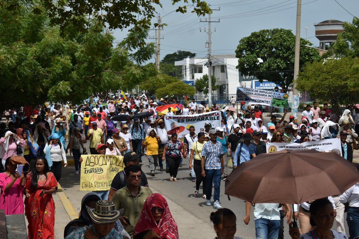 ilegara's tweet photo. Campesinos en #LaGuajira participan en la marcha en defensa de la Reforma Agraria. Llegaron al parque Almirante Padilla de Riohacha. Delegaciones campesinas de diferentes municipios exponen sus necesidades en el campo. https://t.co/CmFXztiVdD