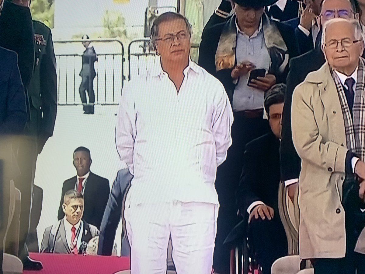 ojocolombia2026's tweet photo. 🇨🇴 Porque a GUSTAVO PETRO se le nota incómodo con en el desfile de las fuerzas militares hoy 20 de julio.❓ https://t.co/trsC5xdtVM