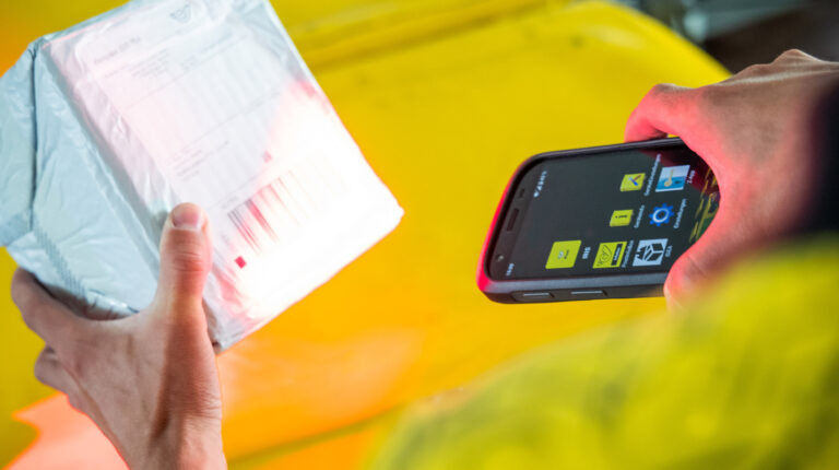 UPU_UN's tweet photo. As part of its #technology transformation, #AustrianPost has rolled out 11,000 new handheld devices for its delivery staff, enabling them to work more efficiently & comfortably. The post has invested almost €9m (US$9.82m) in the new hardware & software: https://t.co/Ht9eN01k46 https://t.co/ynp17DniWl