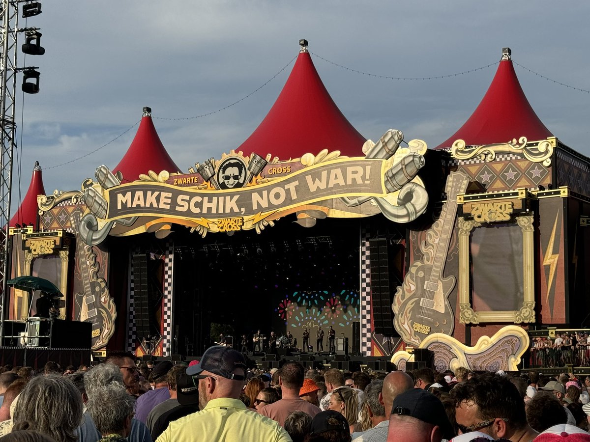 Mrduckie88's tweet photo. Als trots achterhoeks Nozempje kan ik mega genieten van mensen die dialect spreken. Of zingen. I’j meugt trots wean, op woar i’j vandan kump….
Rowwen Hèze ❤️ #limburg #ZwarteCross #ZC24 https://t.co/Wl0xUtRQqb