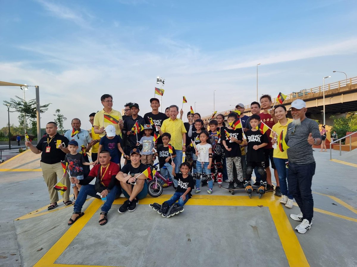 simkuihian's tweet photo. Sharing the joys of Sarawak Independence Day @ N14 Batu Kawa
 
Is every anak anak Sarawak duty to celebrate 22 July every year, no matter where you are, in your own ways
 
Thanks #teamDrSim &amp; KMKK for helping to distribute Sarawak flag annually to the residents of N14 Batu Kawa) https://t.co/lkHJIW7wsT