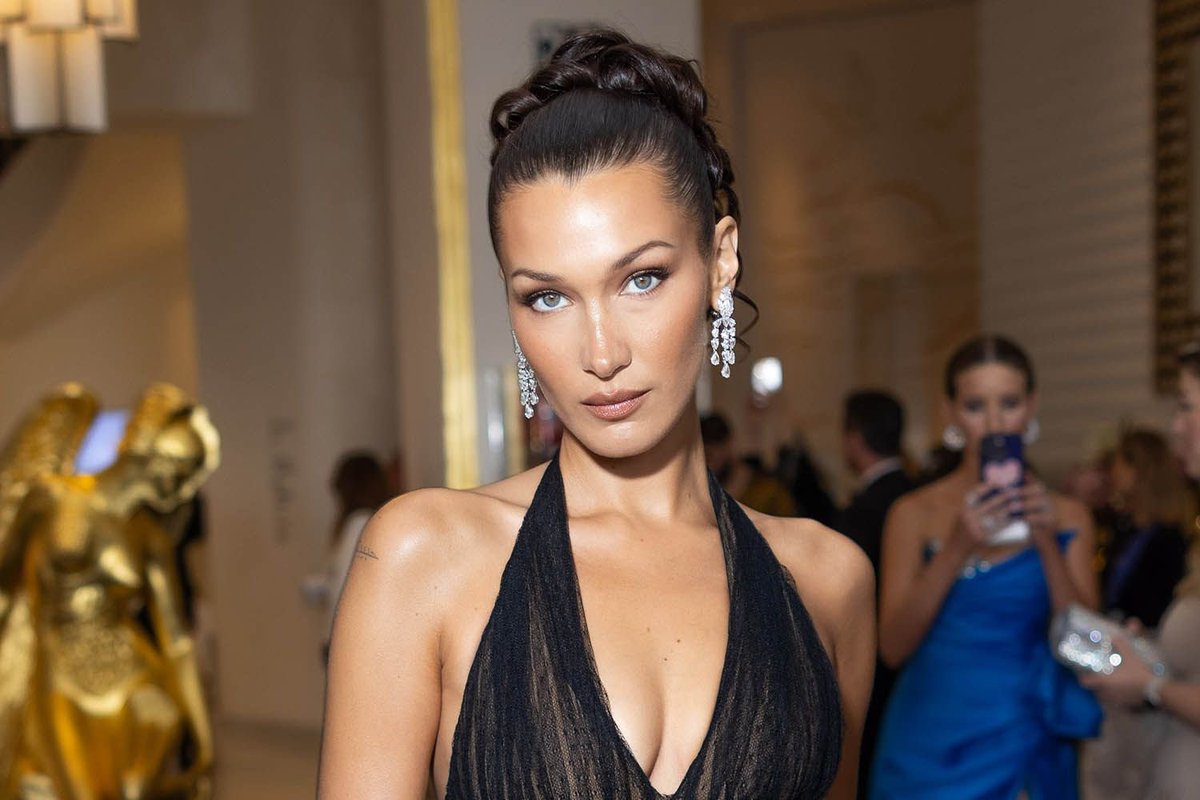 🇺🇸 "Eu nunca permitirei que alguém esqueça da nossa bela Palestina🇵🇸 ou do nosso belo povo."

"Não tenho medo de perder trabalhos como modelo e continuarei a falar sobre a Palestina."

- Bella Hadid, cancelada pela Adidas por se opor ao colonialismo de Israel

Via <a href="/afshinrattansi/">Afshin Rattansi</a>