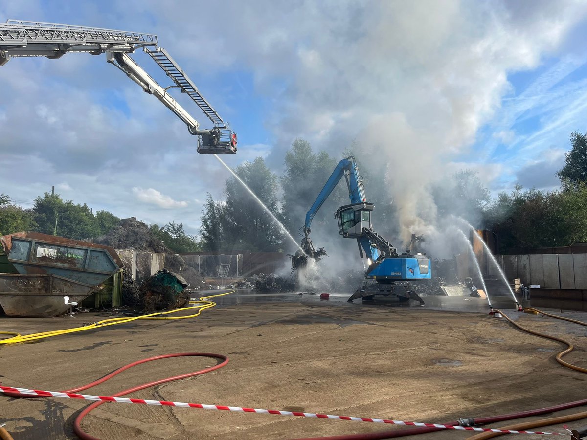 HFRS's tweet photo. We currently have six fire engines with an Aerial Ladder Platform and water bowser attending a large fire off Caldwell Lane near Hitchin.

 @BedsFire, @HertsPolice @EastEnglandAmb, @EnvAgencySE are supporting.

Mobile command and welfare units are on the scene. https://t.co/DeS7EIcfl5
