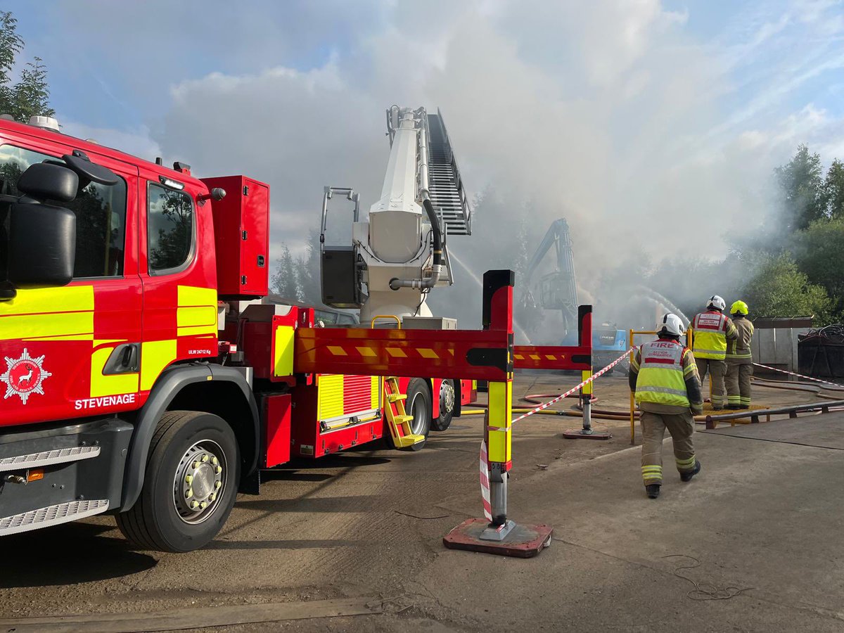 HFRS's tweet photo. We currently have six fire engines with an Aerial Ladder Platform and water bowser attending a large fire off Caldwell Lane near Hitchin.

 @BedsFire, @HertsPolice @EastEnglandAmb, @EnvAgencySE are supporting.

Mobile command and welfare units are on the scene. https://t.co/DeS7EIcfl5