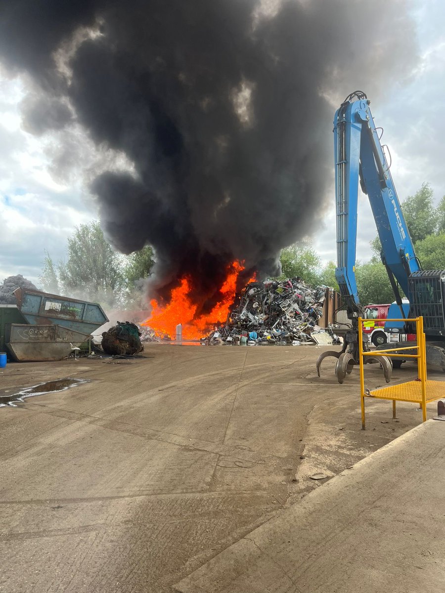 HFRS's tweet photo. We currently have six fire engines with an Aerial Ladder Platform and water bowser attending a large fire off Caldwell Lane near Hitchin.

 @BedsFire, @HertsPolice @EastEnglandAmb, @EnvAgencySE are supporting.

Mobile command and welfare units are on the scene. https://t.co/DeS7EIcfl5