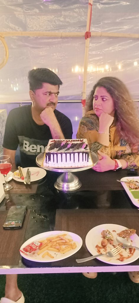 sapnasappuu's tweet photo. Happy Ending 11th Marriage Anniversary 🎂🥳🎉🍻
Ham pyar se alag hogye bahot lambe court (8 saal) ki fight ke baad 🥰
#sapnasappu and Rajesh https://t.co/LVKX0pgUvw