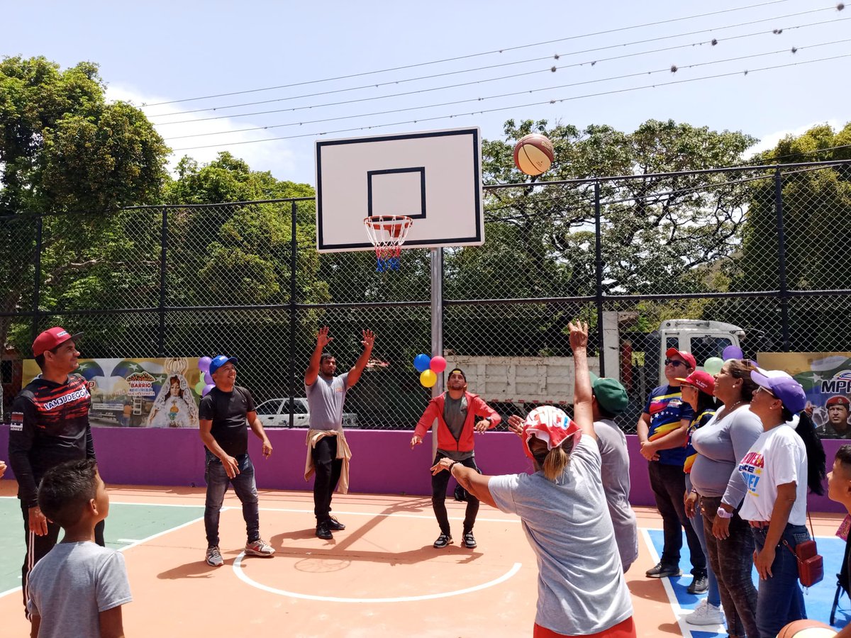 Gracias a nuestro presidente pueblo <a href="/NicolasMaduro/">Nicolás Maduro</a>, al Plan "Cancha Tricolor" del  <a href="/MPPOP_OFICIAL/">MPPOPOFICIAL</a> a través de <a href="/GMBNBT_NE/">Barrio Nuevo Tricolor Nva Esparta</a> hoy contamos con un nuevo espacio transformado para el bienestar de nuestros niños, niñas y jóvenes; les hablo de la cancha "Los Tres Guaiqueríes" en Santa Ana