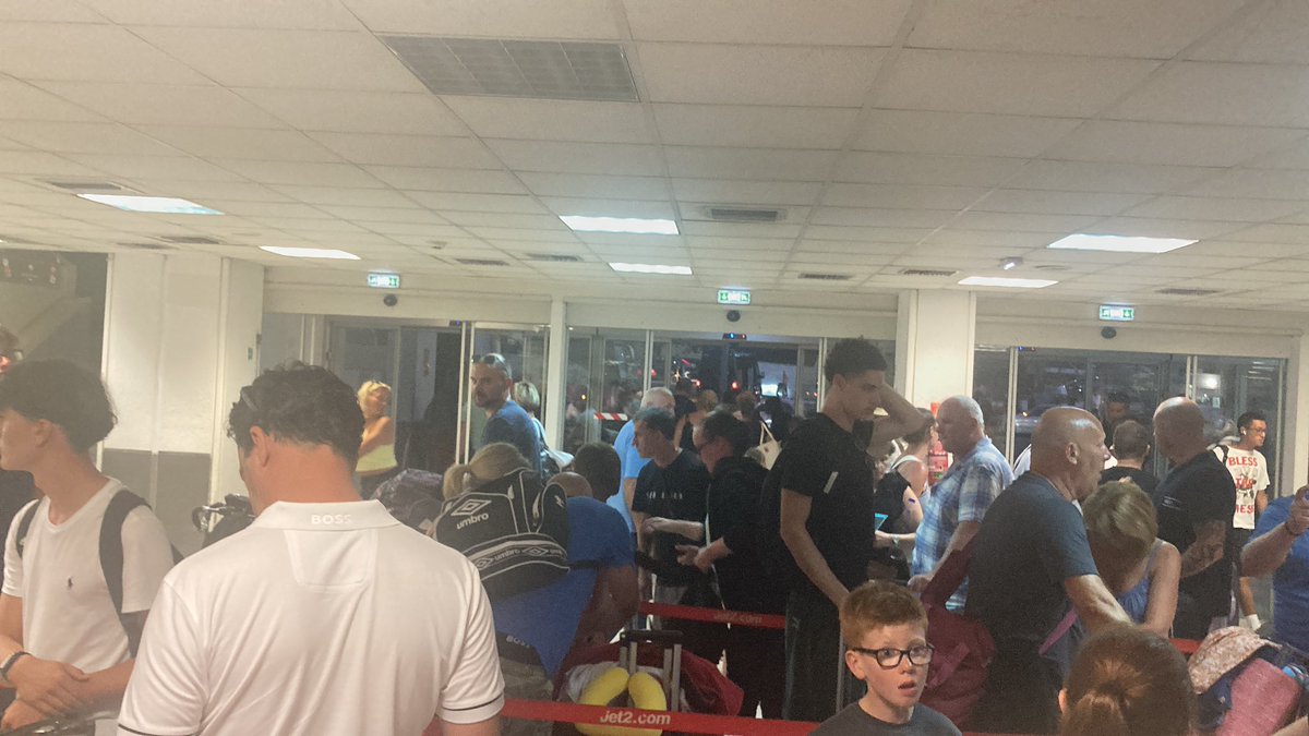 AngelaWale2's tweet photo. @TheSun asked to queue outside airport https://t.co/IpaqWbdMOc