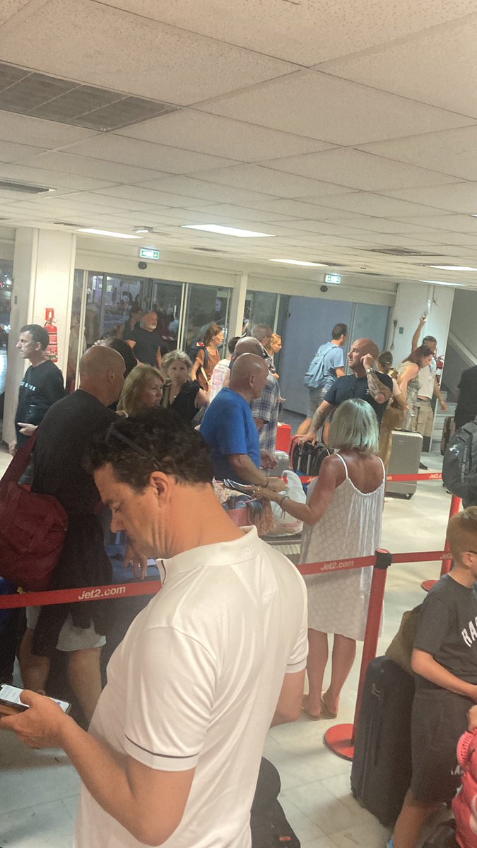 AngelaWale2's tweet photo. @TheSun asked to queue outside airport https://t.co/IpaqWbdMOc
