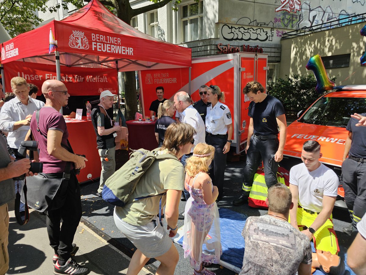 Die <a href="/Berliner_Fw/">Berliner Feuerwehr</a> ist eine traditionell gewachsene Behörde, die Offenheit für alle Menschen zeigt! Deshalb kommt zum Stand auf dem Motzstraßenfest.
Berufsinfos und tolle Gespräche.
Heute bis 24 morgen 22 Uhr.