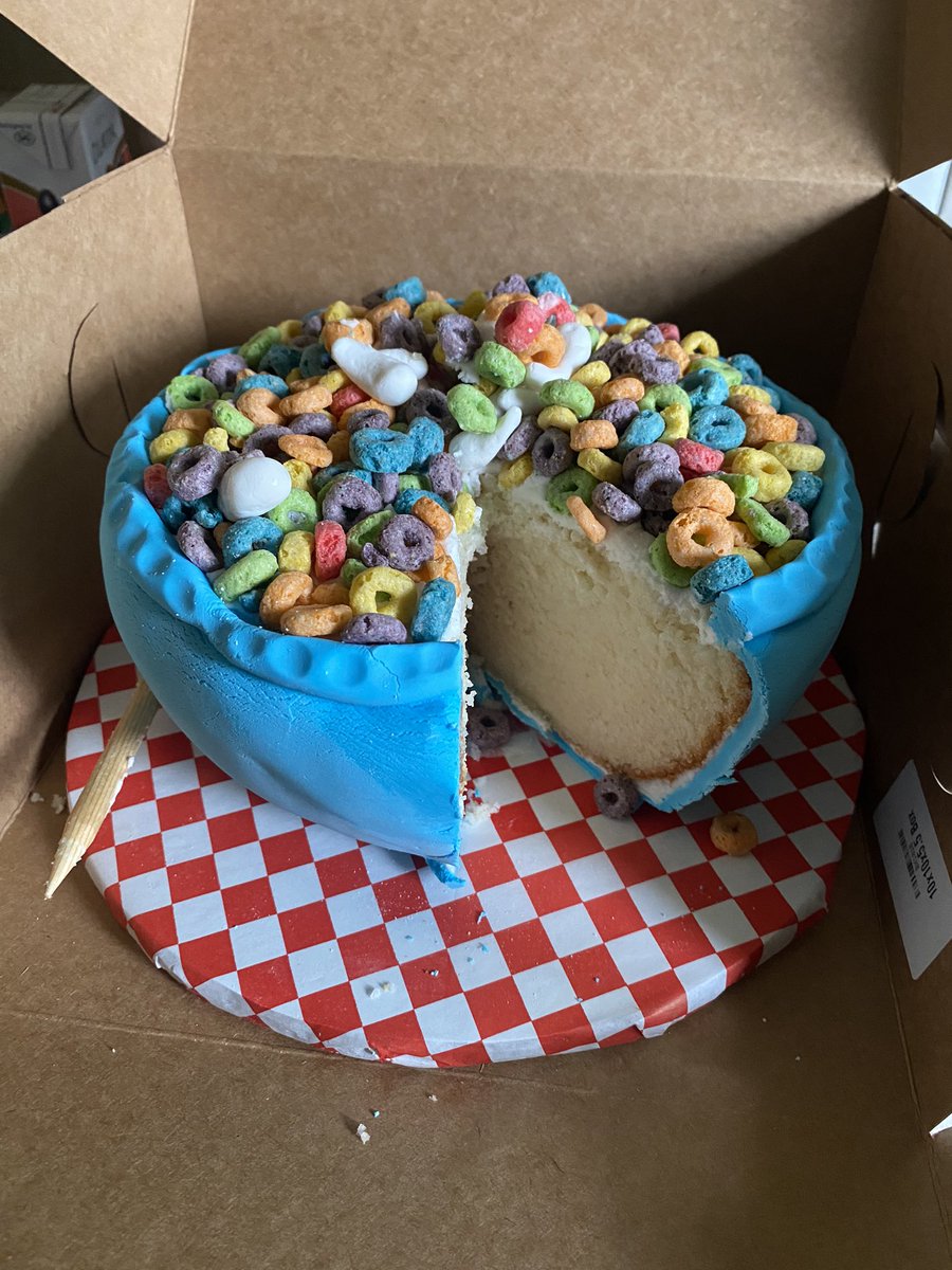Pinonica's tweet photo. Look at this super cute cake my sister decorated! #fattypatty https://t.co/taT6uFfTjr